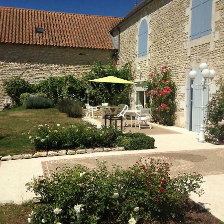 Les Clos Bleus Neuville-du-Poitou Екстериор снимка