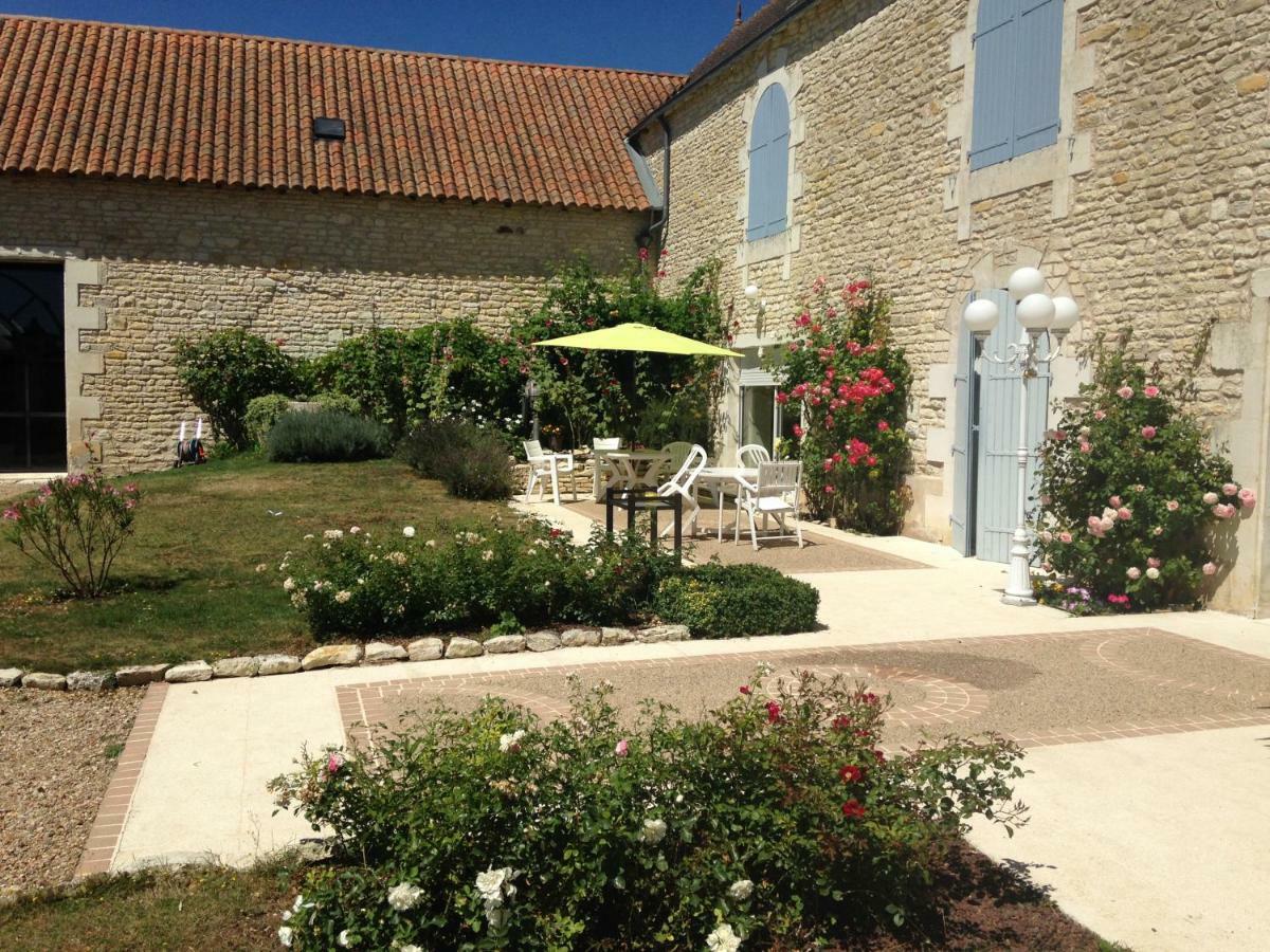 Les Clos Bleus Neuville-du-Poitou Екстериор снимка